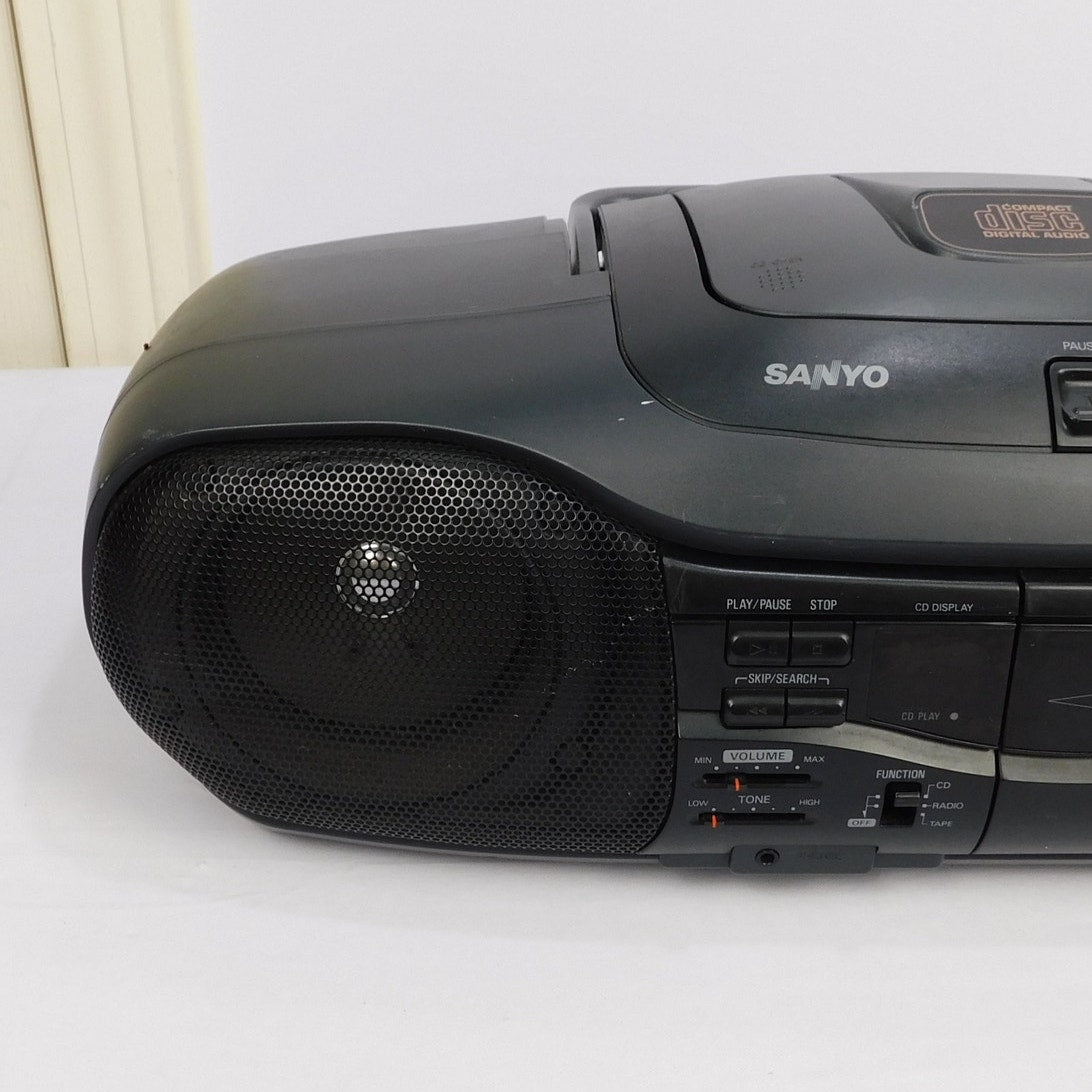 Sanyo MCD-Z2 Portable CD Cassette Boombox AM FM Radio Tested Working Vintage 90s