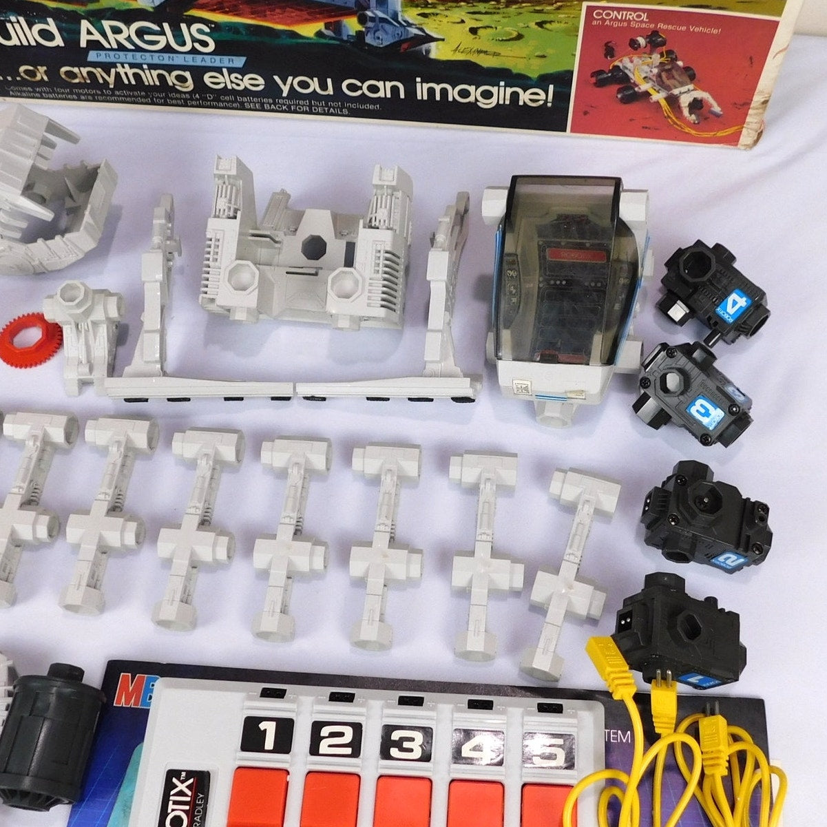 Milton Bradley Robotix R-2000 Set 4432 ARGUS No Figure 99% Complete 1985 Retro