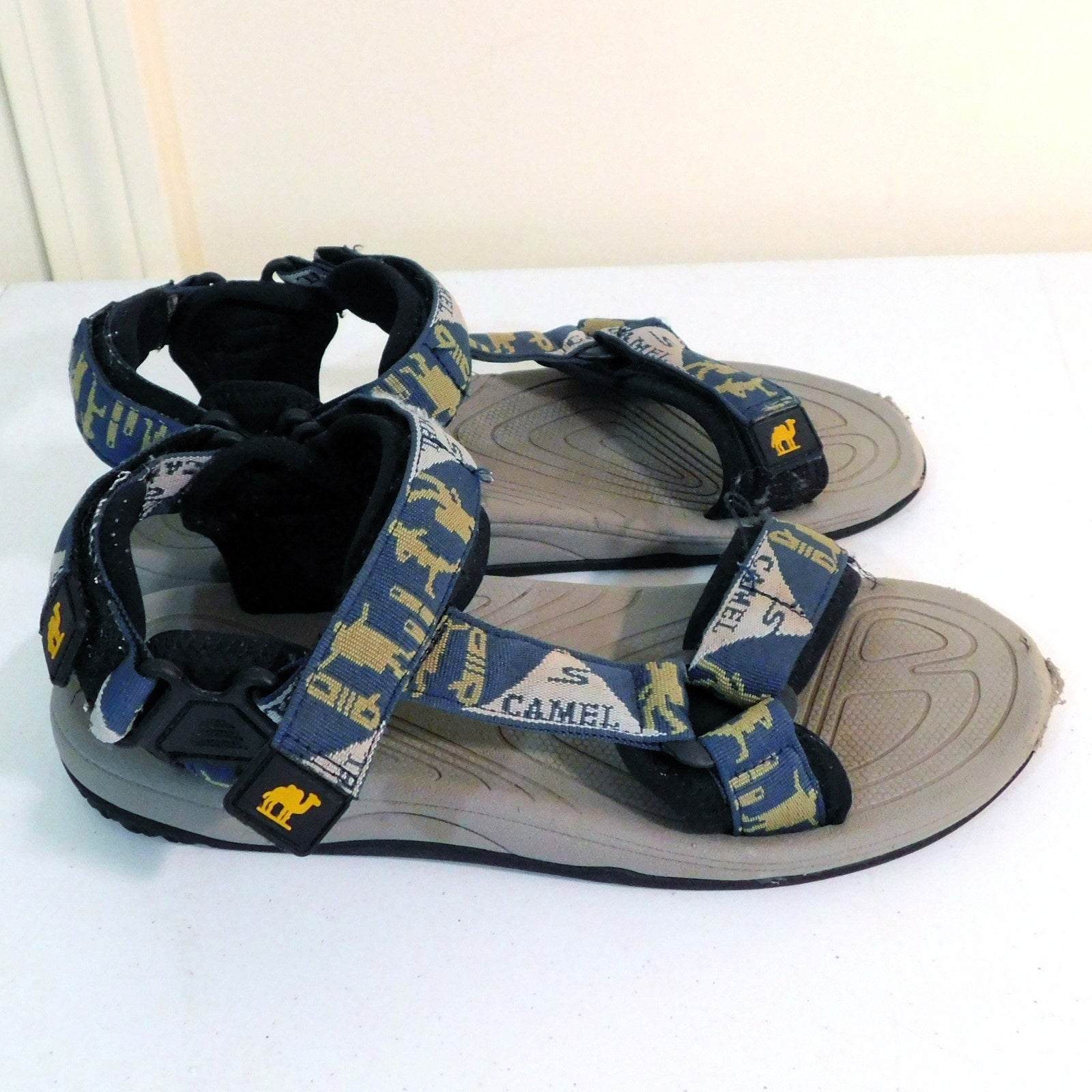 Camel Crown Mens Sandals Size 8 Blue Patterned Hook and Loop Strappy