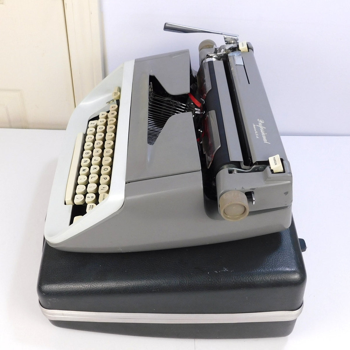 Singer Professional T-62 Manual Typewriter Royal Safari Case Key Serviced