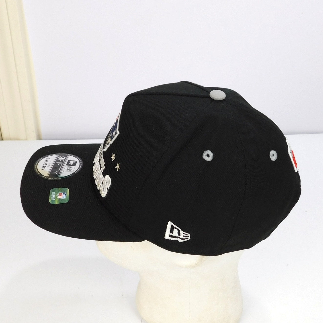New England Patriots New Era 2025 AFC Champions Locker Room Hat - OSFA, NWT