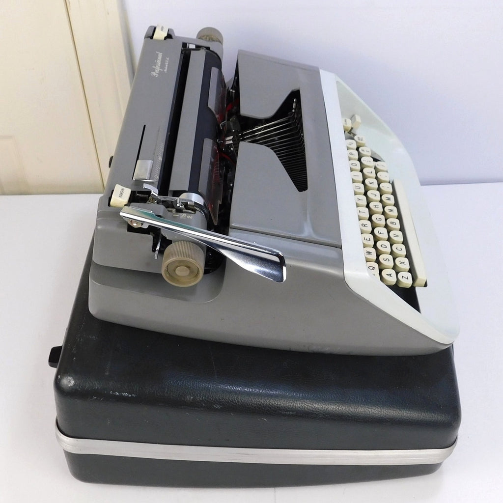 Singer Professional T-62 Manual Typewriter Royal Safari Case Key Serviced