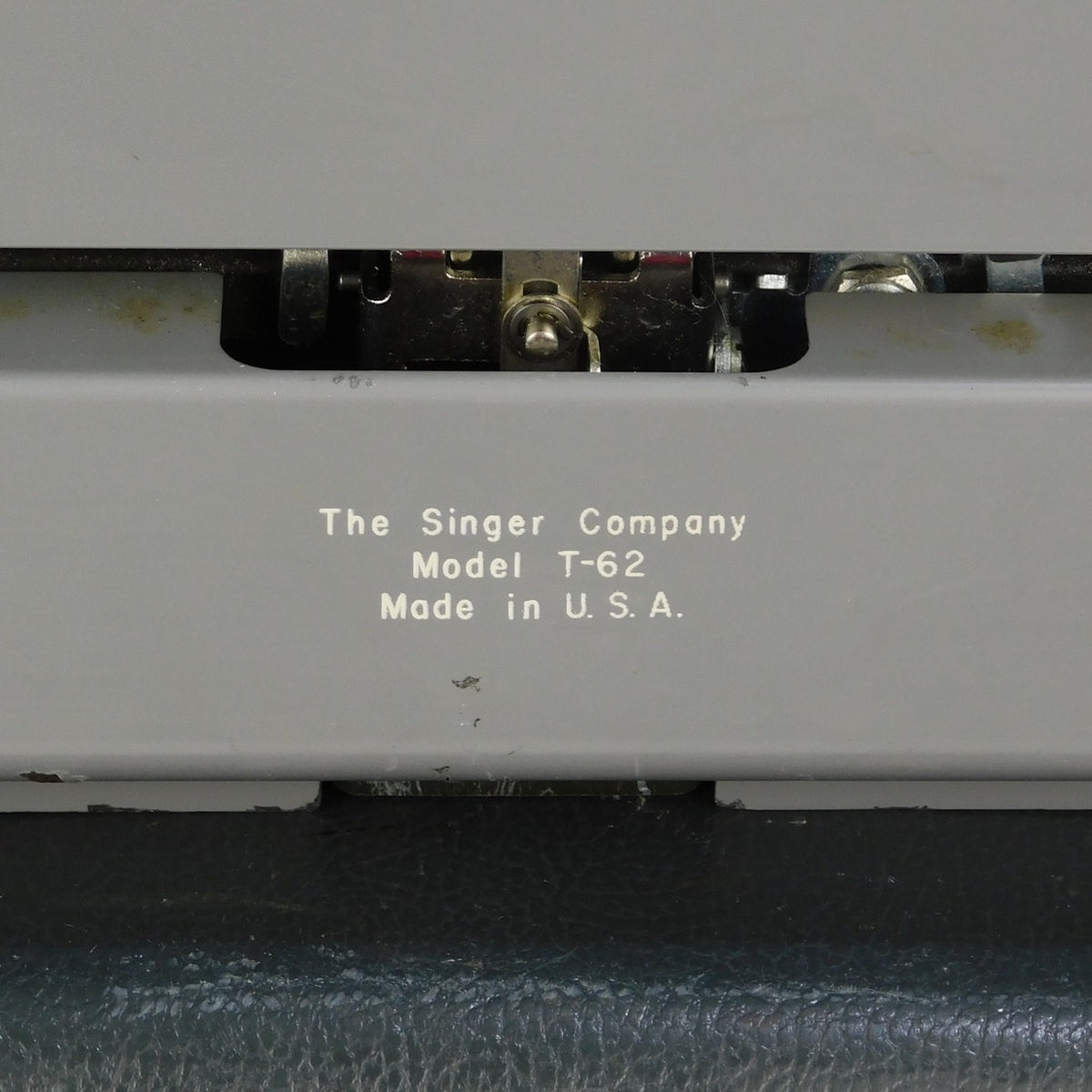 Singer Professional T-62 Manual Typewriter Royal Safari Case Key Serviced
