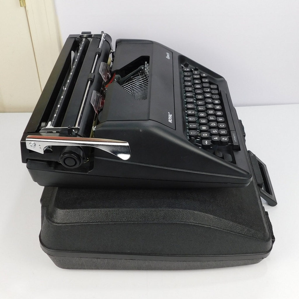 Royal Epoch Portable Manual Typewriter Black w/ Hard Carrying Case Tested