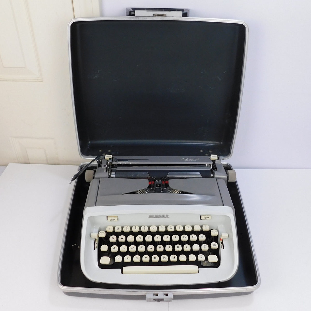 Singer Professional T-62 Manual Typewriter Royal Safari Case Key Serviced
