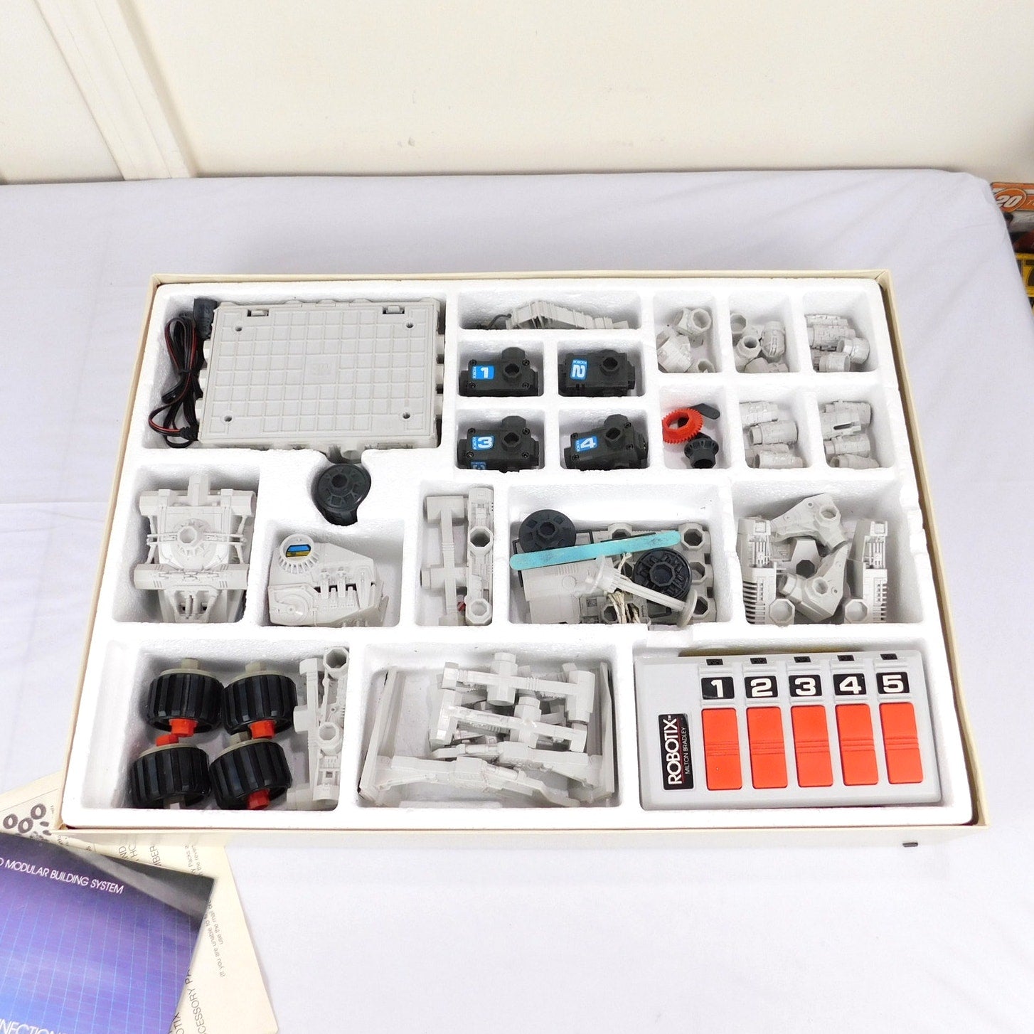 Milton Bradley Robotix R-2000 Set 4432 ARGUS No Figure 99% Complete 1985 Retro