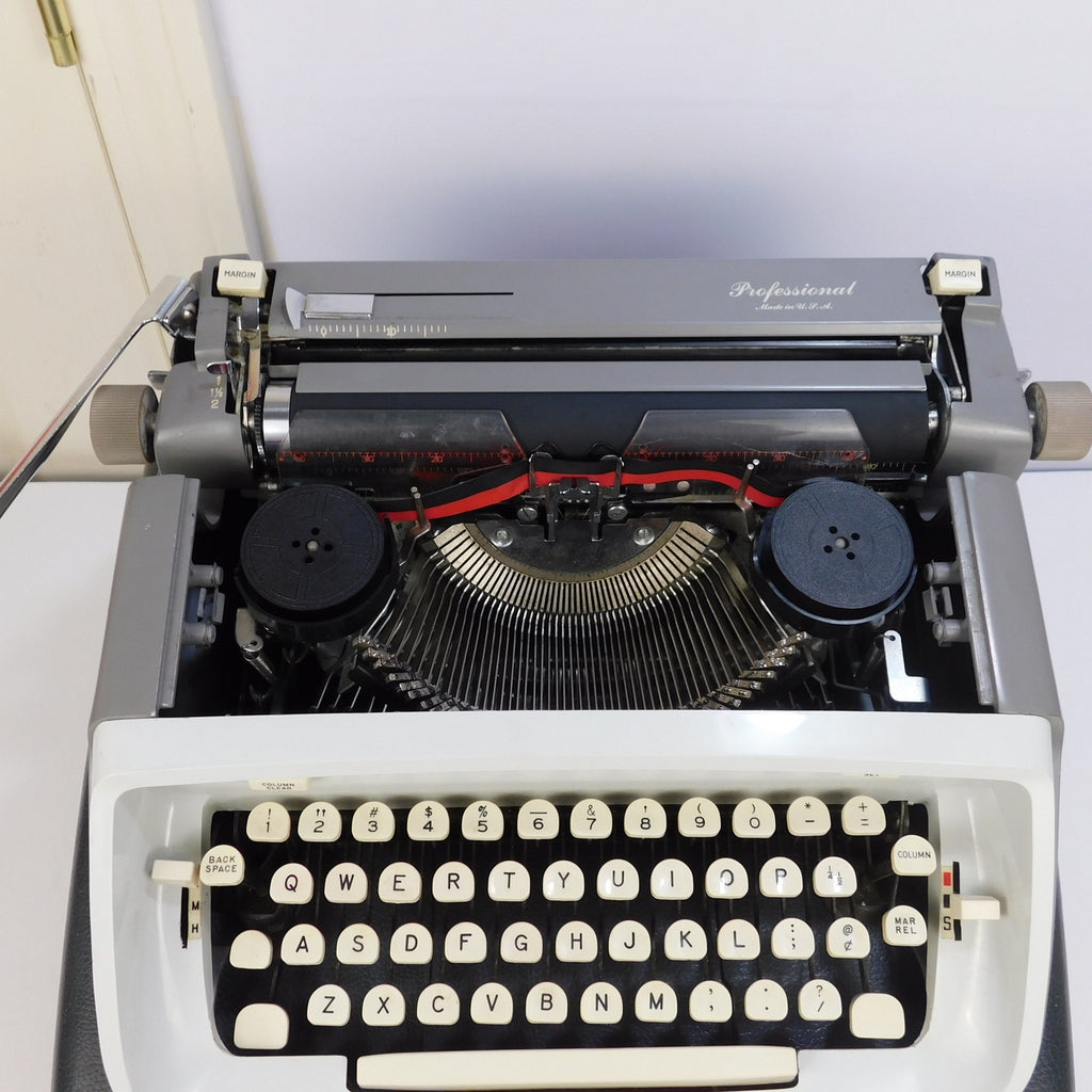 Singer Professional T-62 Manual Typewriter Royal Safari Case Key Serviced