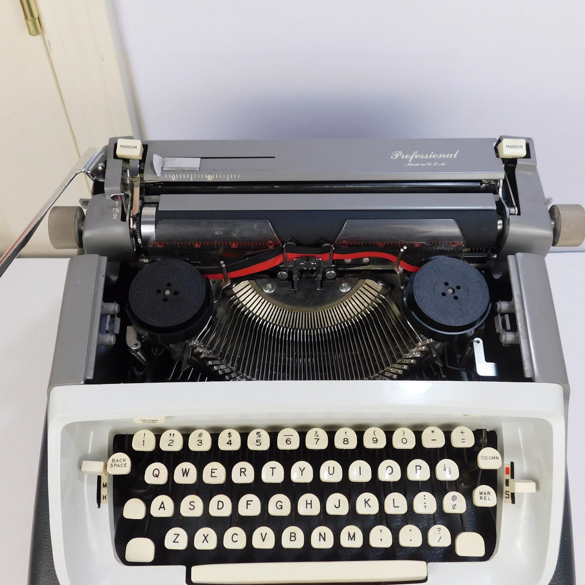 Singer Professional T-62 Manual Typewriter Royal Safari Case Key Serviced